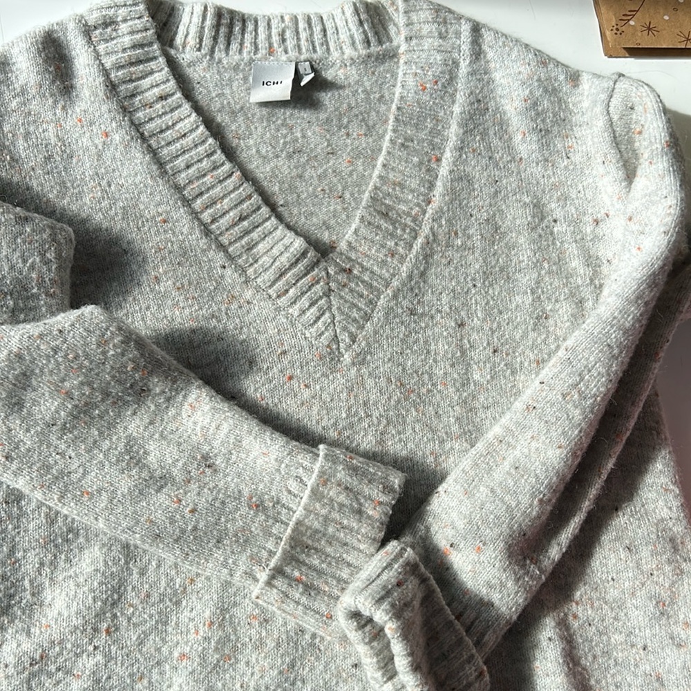 Woman’s V neck sweater